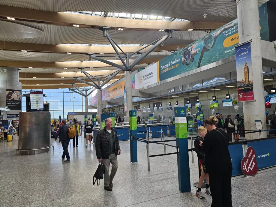 ghișee de check-in în sala de plecări