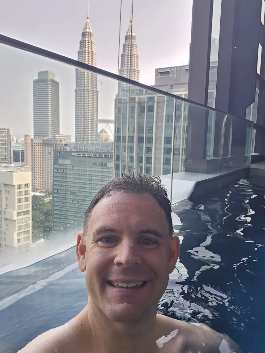 Eu în piscină pe balconul camerei