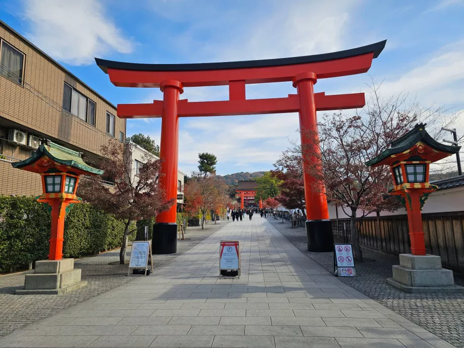 Zona de intrare pietonală dinspre gări