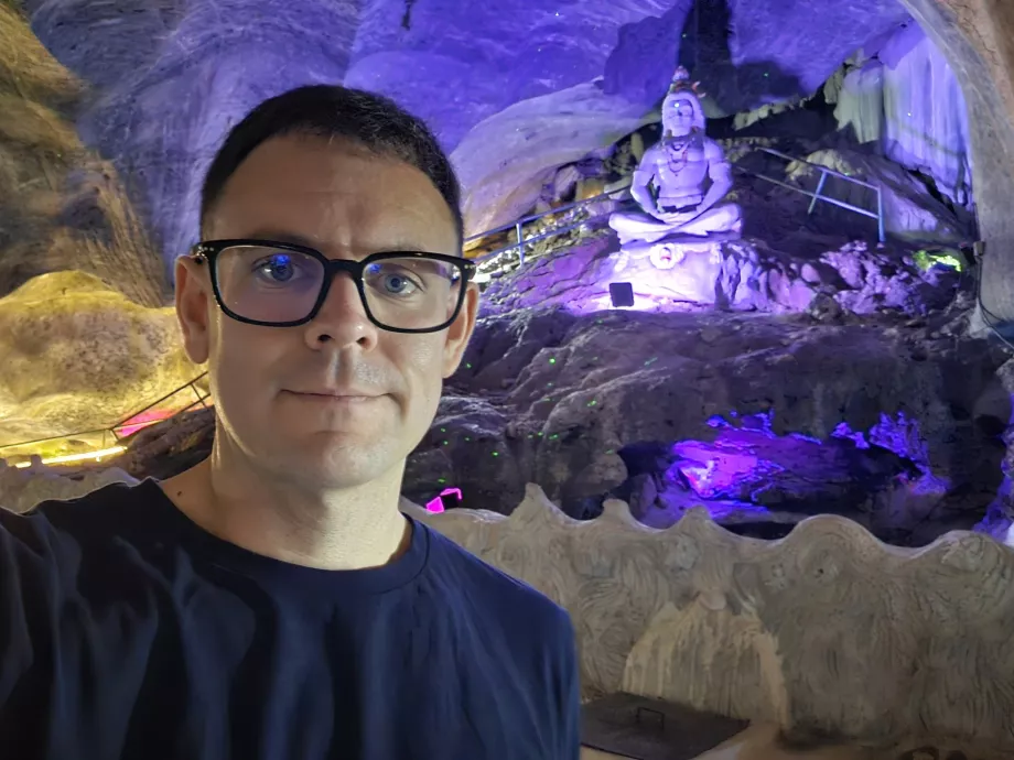 Eu în Peștera Ramayana
