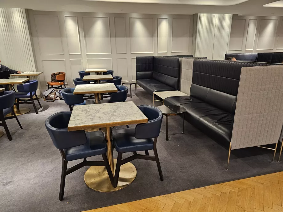 Mese de luat masa la etajul 1