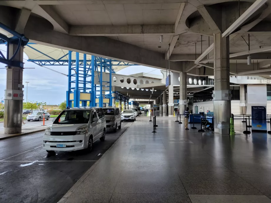 Stație de taxi la sala de sosiri