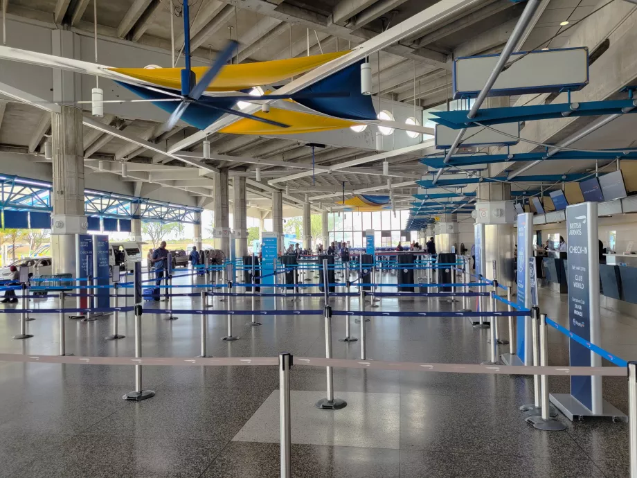 Sală de check-in cu birouri de check-in