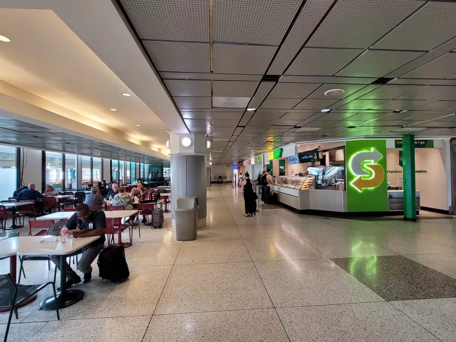 Mic Food Court în zona de tranzit