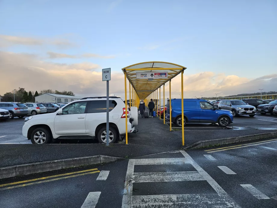 Traseu pietonal către companiile de închirieri auto