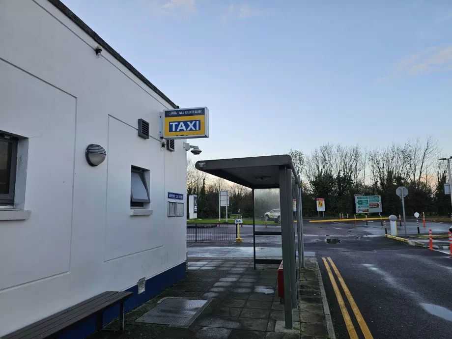Stație de taxi și stație de autobuz