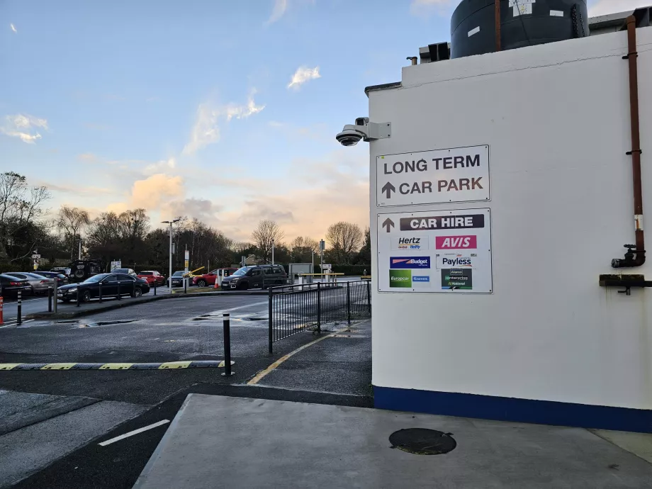 Traseu pietonal către companiile de închirieri auto