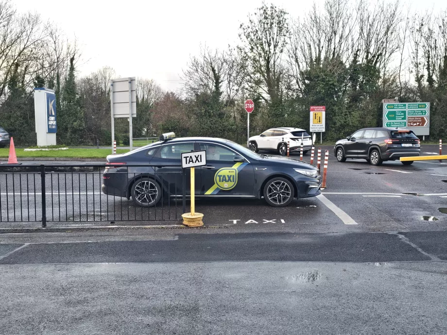 Stație de taxi în fața terminalului