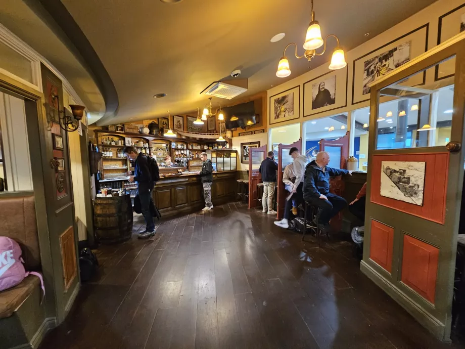 Pub după controlul de securitate