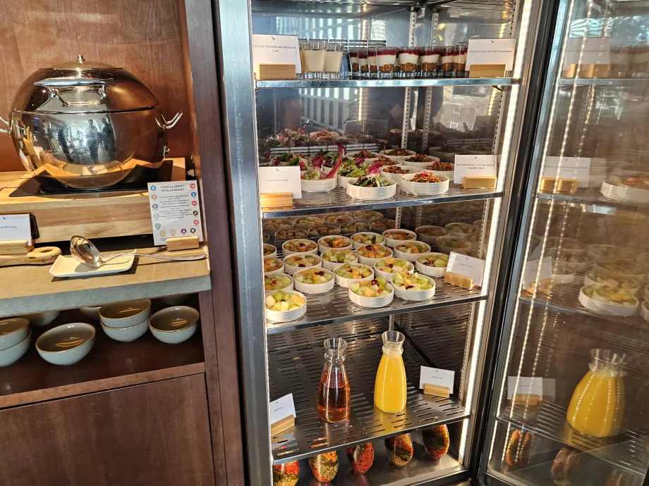 Fructe, panna cotta, sucuri și salate de legume