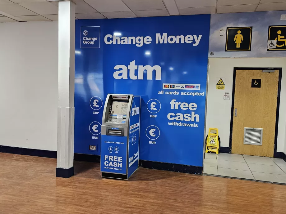 Bancomat în sala de sosiri