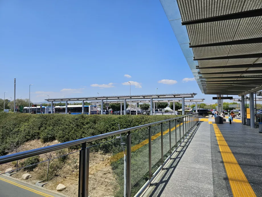 Drumul către stațiile de autobuz (stânga)