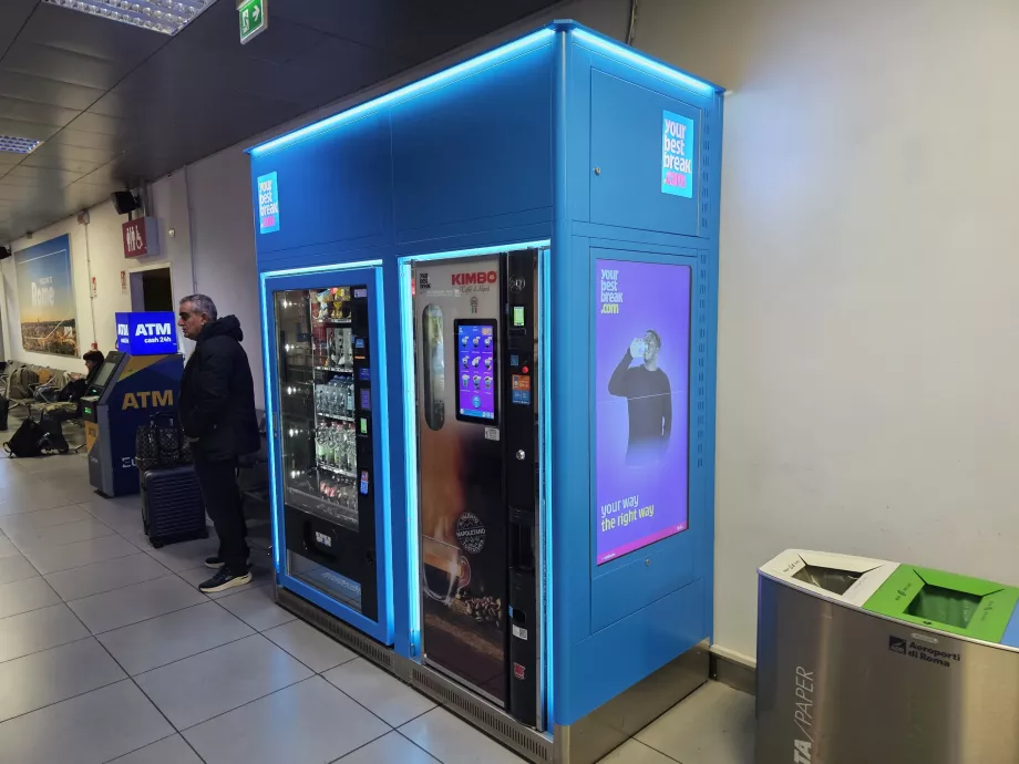Automat de vending în holul aeroportului