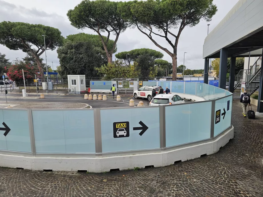 Stație de taxi în fața sălii de sosire