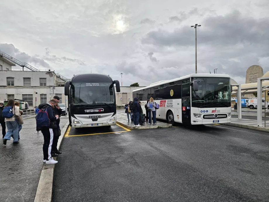 Autobuzele expres opresc în direcția Roma Termini