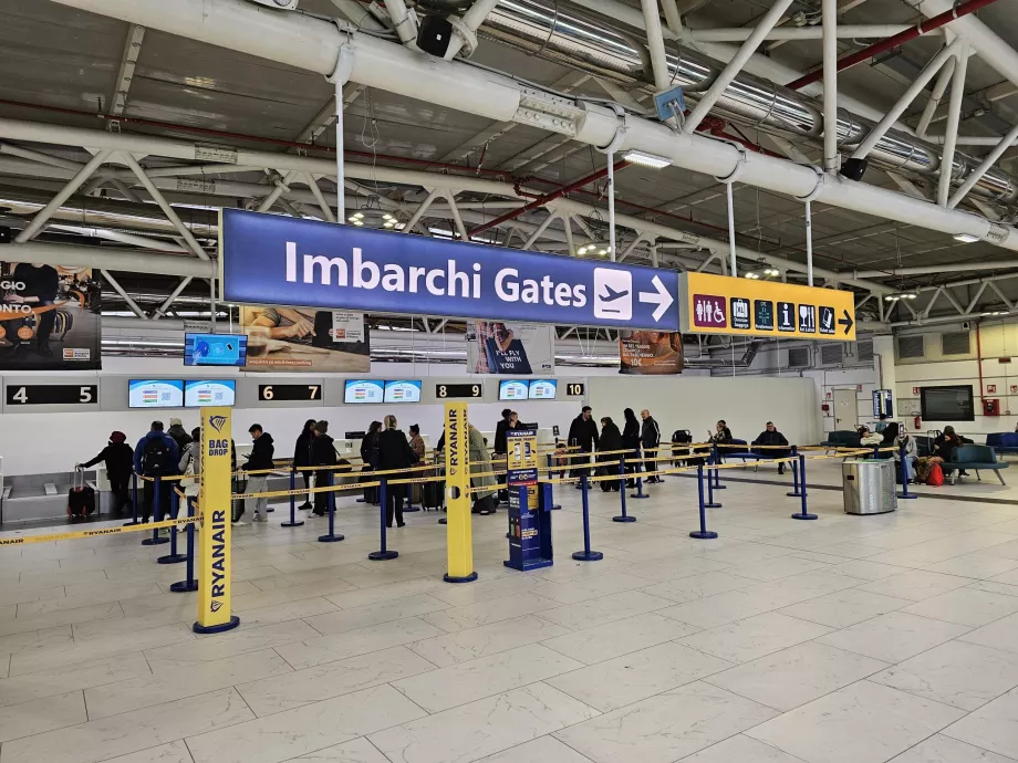 Sală de plecări cu birouri de check-in