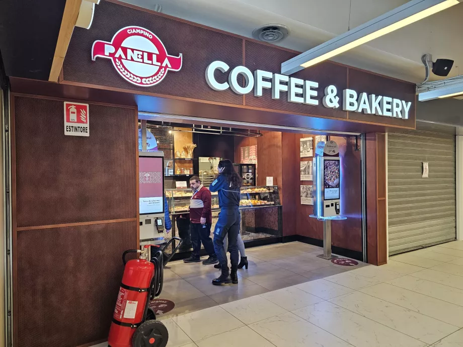 Cafenea în sala de plecări, zona publică