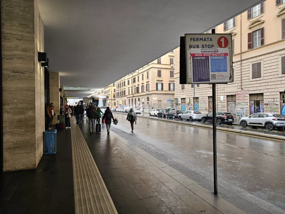 Autobuzul expres oprește în fața stației Roma Termini