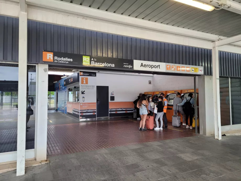 Intrarea în stație la Terminalul 2