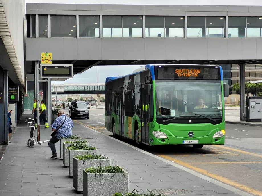 Autobuz de transfer gratuit între terminale