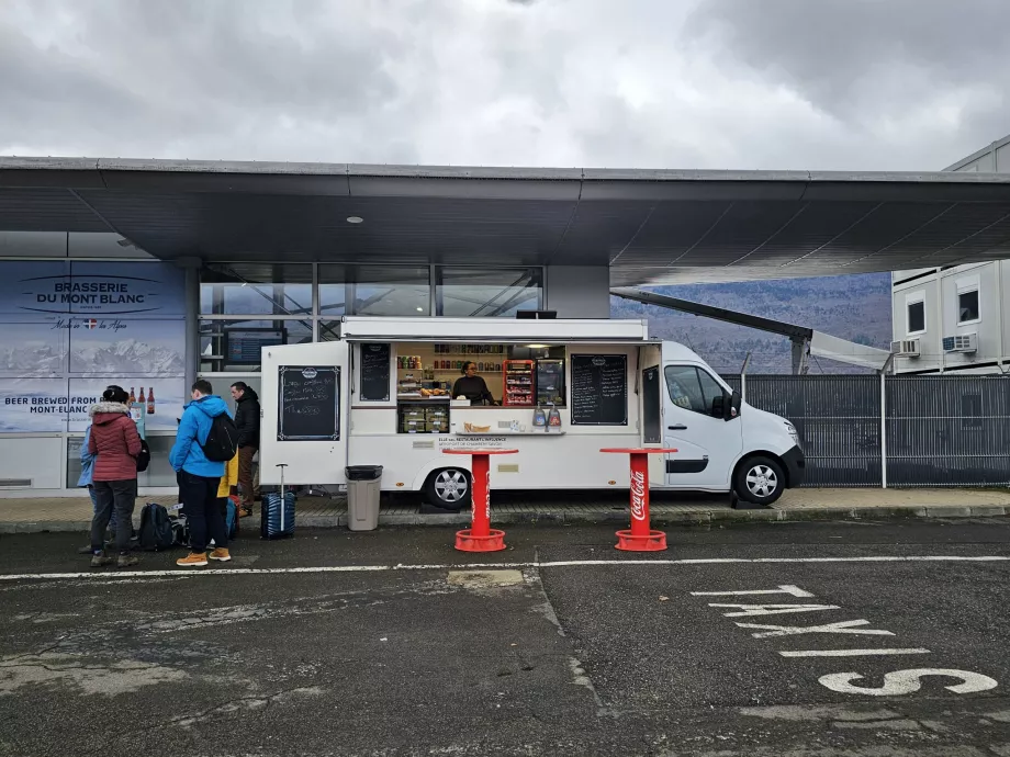 Stand de băuturi răcoritoare în fața sălii de sosire