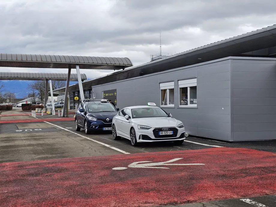 Stația de taxiuri din fața aeroportului Chambéry