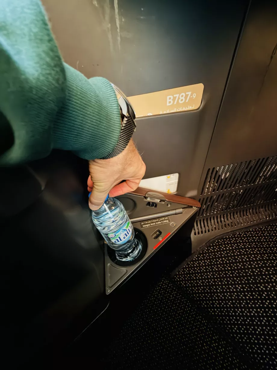 Sticlă de apă în compartimentul de depozitare