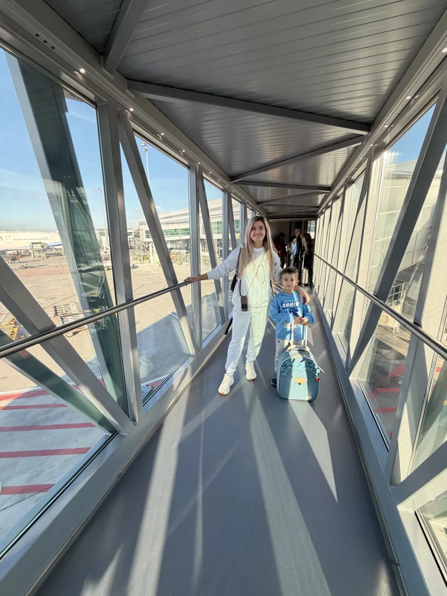 Femeie cu fiu în vârstă în pod