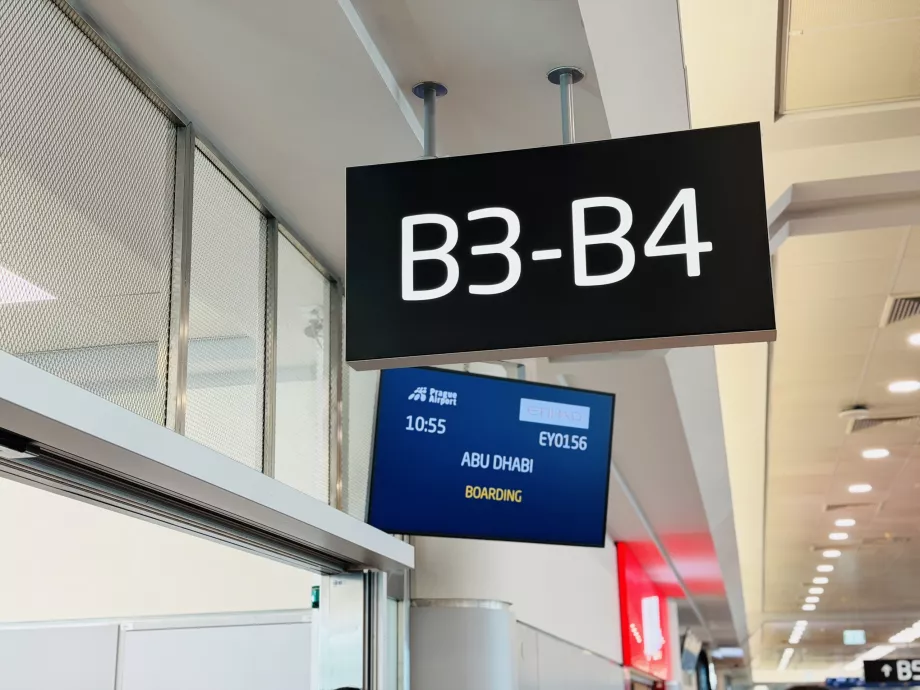 Poarta de îmbarcare pentru zborul EY156