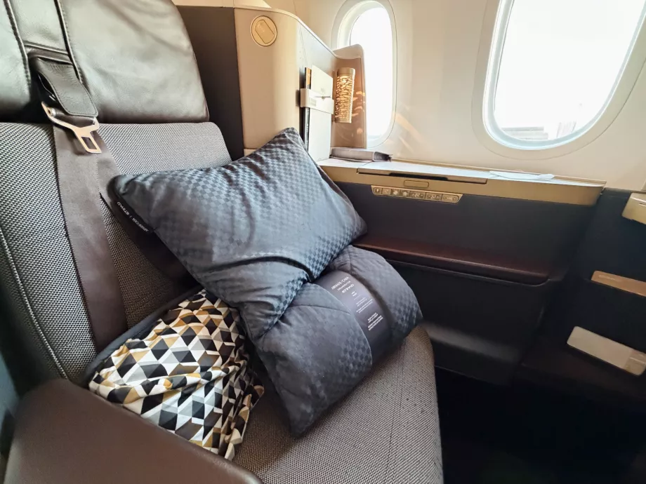 Suport pentru spate, pernă și pătură Armani