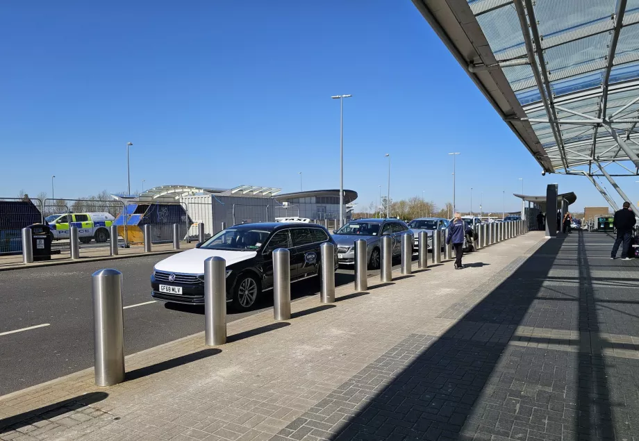 Taxi în fața aeroportului