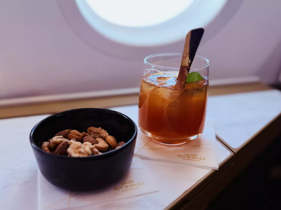 Amestec de nuci încălzit și ceai rece