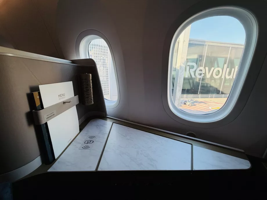 Masă pliabilă și încărcare wireless