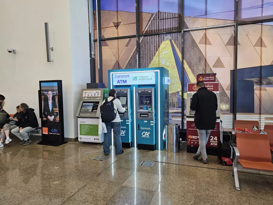 Bancomate înainte de controlul pașapoartelor