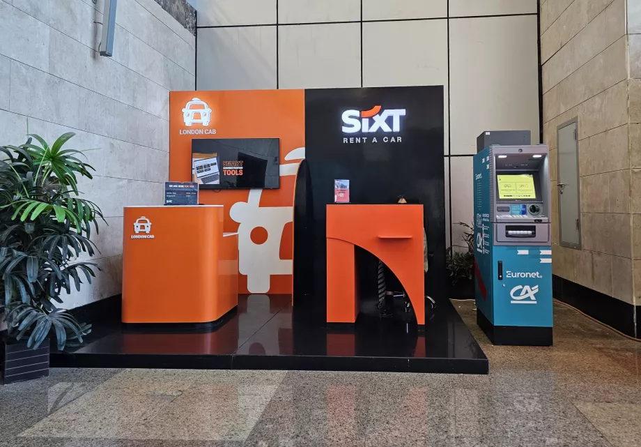 Ghișeu de închirieri auto în sala de sosiri