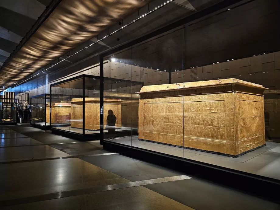 Morminte în galeriile principale