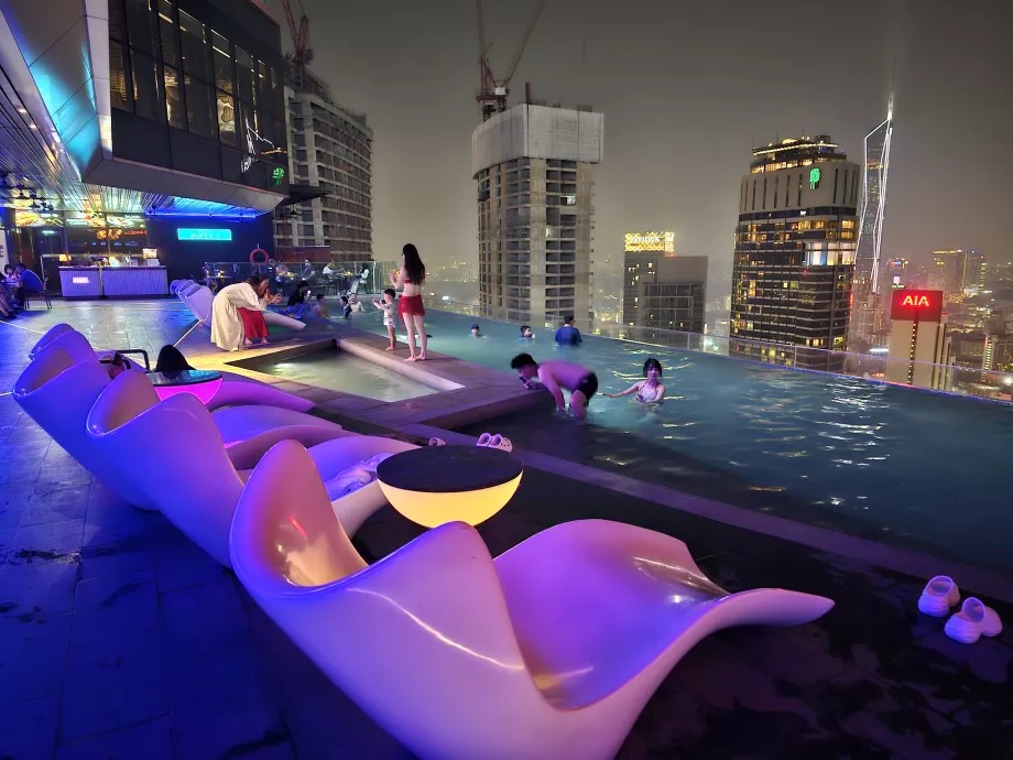Piscina de pe acoperiș pe timp de noapte