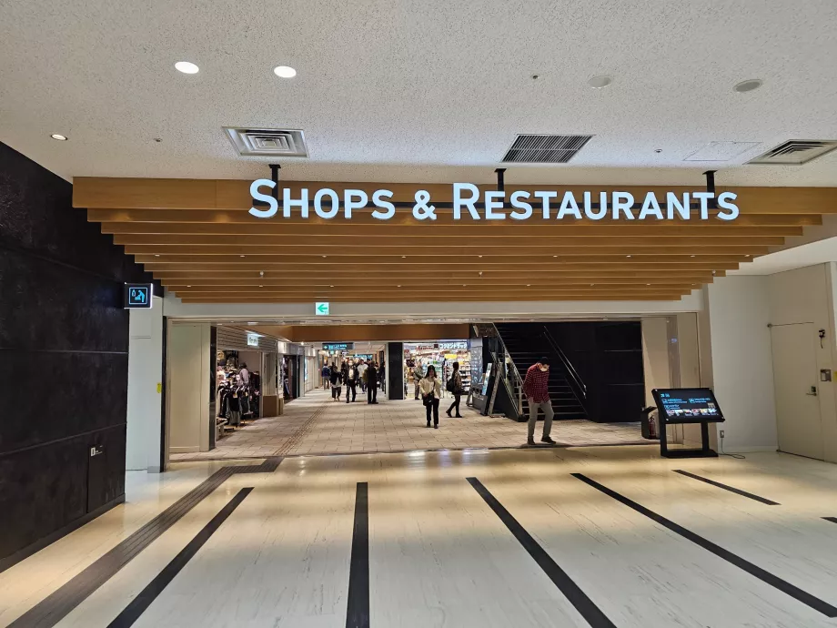 Magazine și restaurante în zona publică