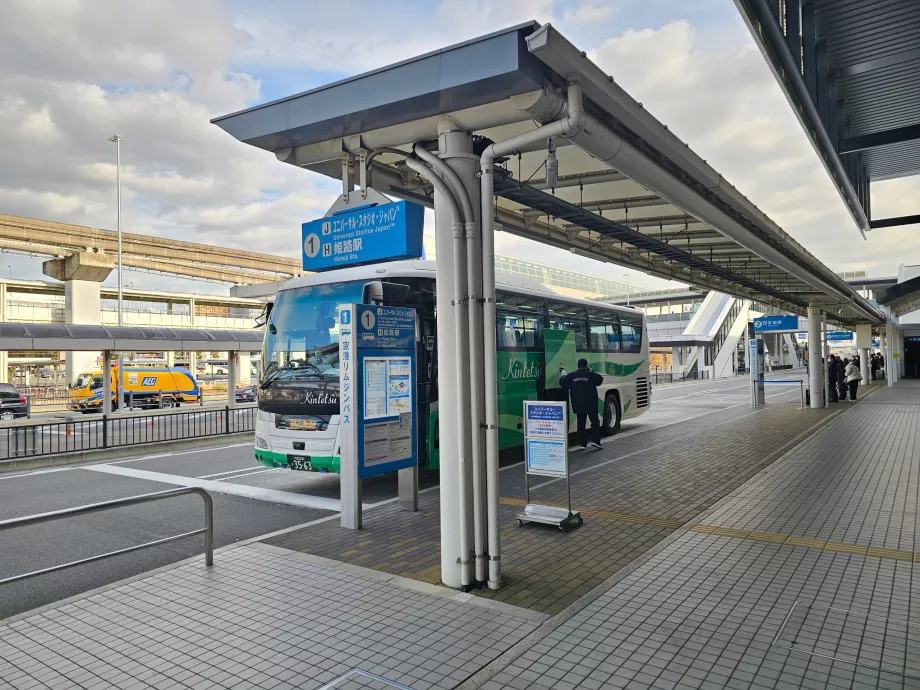 Autobuz în fața terminalului