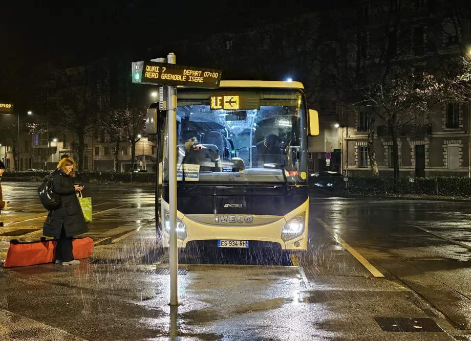 Stație de autobuz la aeroport, Grenoble