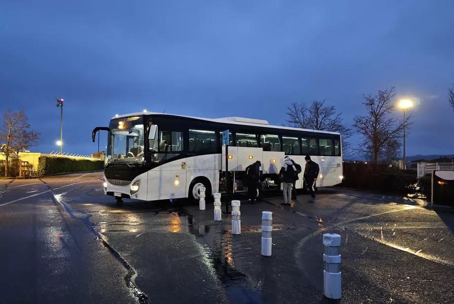 Stație de autobuz la Aeroportul GNB