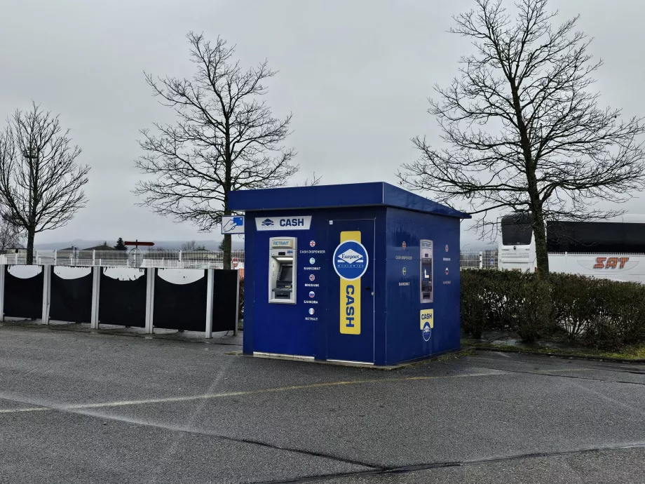 Bancomat în fața sălii de sosiri