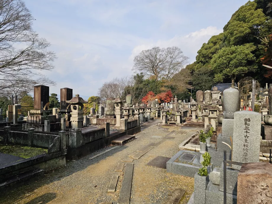 Templul Chion-in, cimitir
