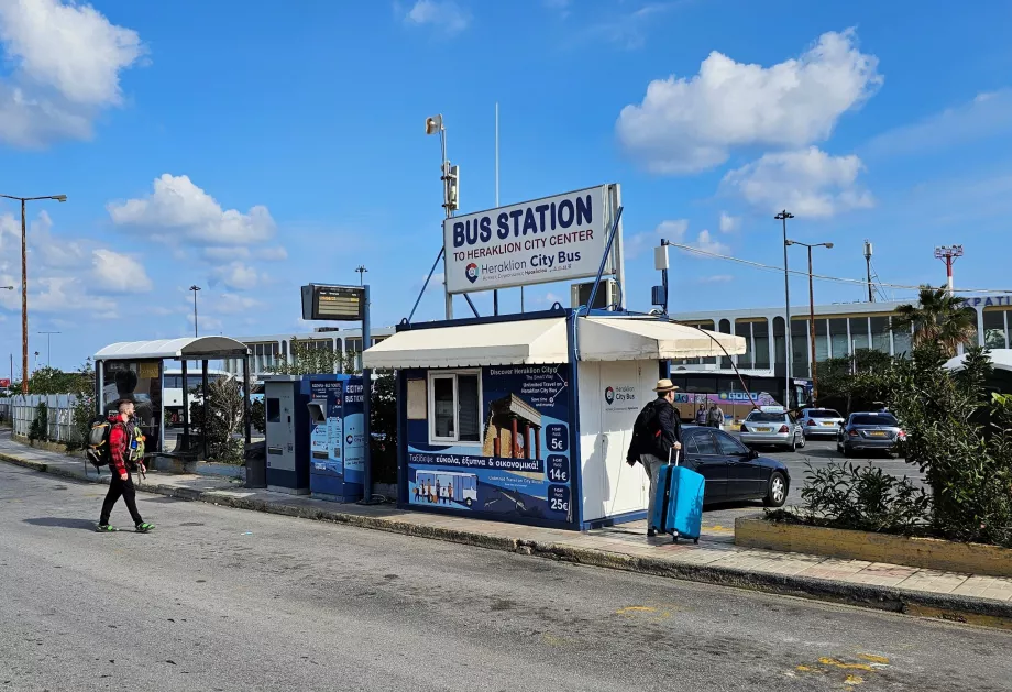 Stație de autobuz spre centru, aeroportul Heraklion