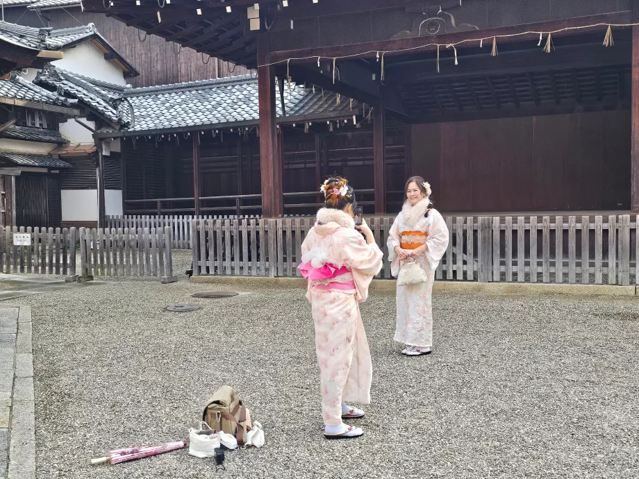 Drumeții în costume de gheișă