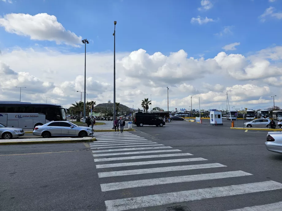 Direcția către stația de autobuz de transport public