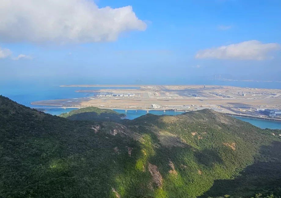 Vedere a aeroportului HKG din telecabină