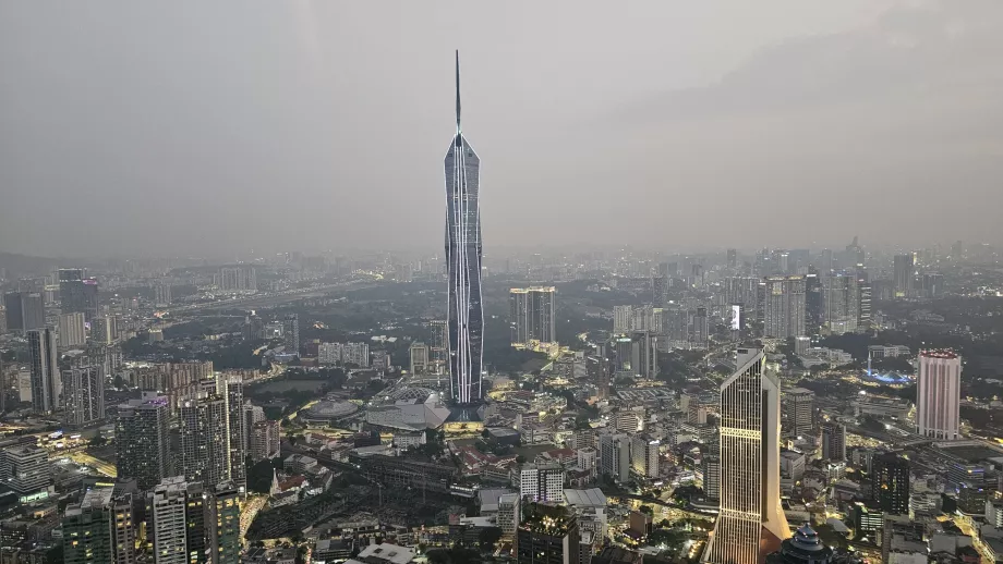 Vedere a zgârie-norului Merdeka 118 din Turnul Menara