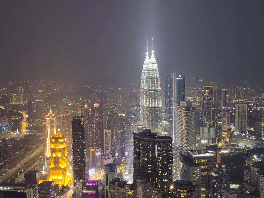 Vedere a turnurilor gemene Petronas de pe terasa deschisă