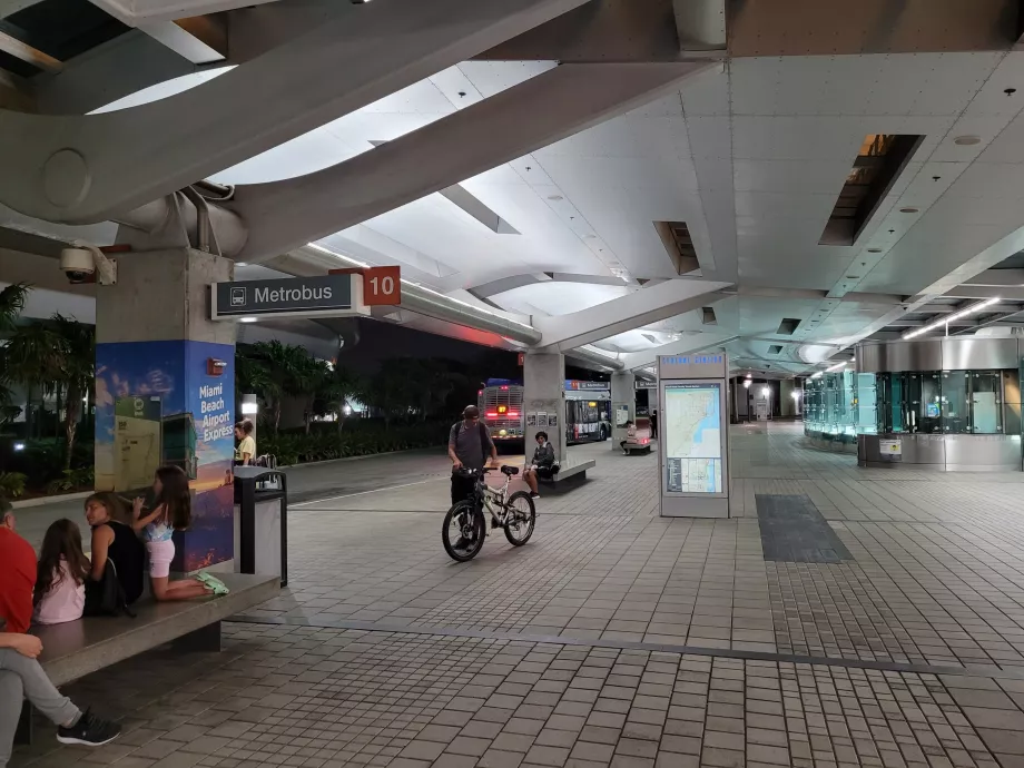 Stația de autobuz 150 în direcția Miami Beach